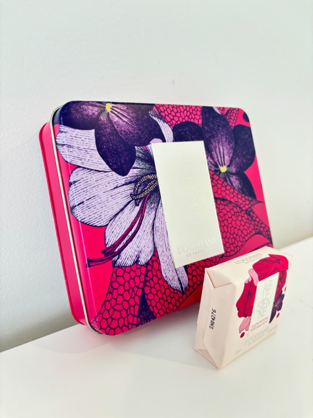 L'OCCITANE En Provence ARLESIENNE Perfumed Soap (50g/1.7oz) in bright pink tin - Picture 7 of 9
